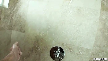 Кеннеди Ли жестко трахнули в миссионерской позе с большими сиськами