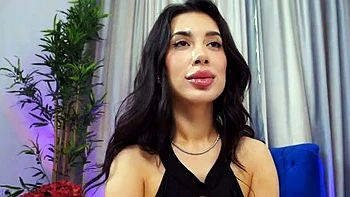 Bruneta amadora fofa se masturba safada na webcam