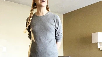 Linda milf rubia masturba su apretada pussy