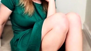 Девочка брюнетка Джесси мастурбирует с игрушками