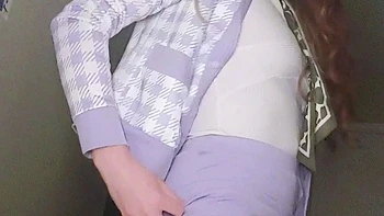 Rothaarige Amateurin fickt sich allein anal