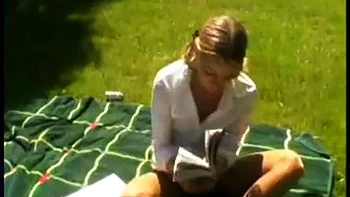 Loira no trio ao ar livre: Cachorrinho e Cowgirl