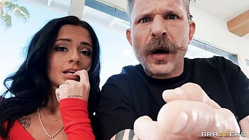 Ryan Reid, la morena tetona, follada a misionero y a cuatro