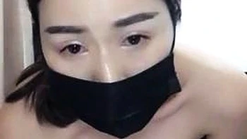 Asiatique amateur chevauche un énorme gode en cowgirl