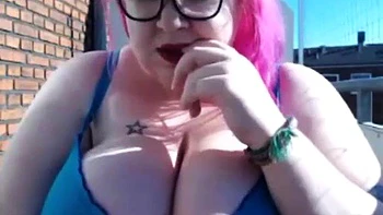 Пышная шлюха дрочит на камеру с гигантской грудью и жопой