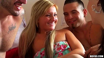 Hazel Allure y Rachel Rose follan en perrito a cuatro