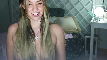 Loira se masturba sozinha na webcam