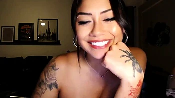 Подросток-любительница мастурбирует в трусиках и белье