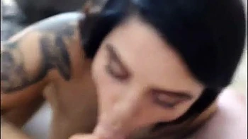 Amadora fazendo boquete e punheta com gozada na boca