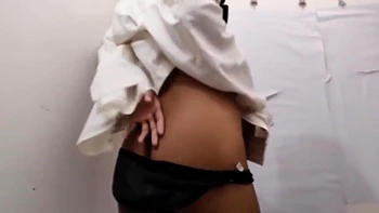 Enge Fotze wird mit KY Gleitgel gefingert