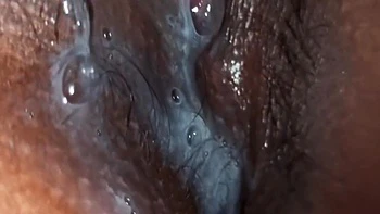 Mojando Su Coño Frente A Su Marido