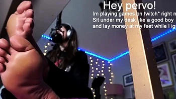 Vadia se masturba com fetiche de pés