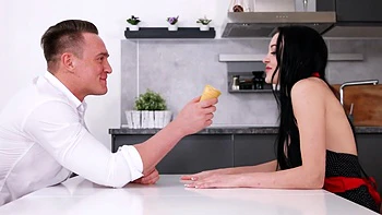 Kiara Gold de quatro, chupando e fazendo rimming