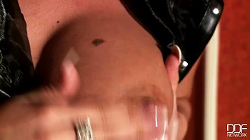 Brune roumaine aux gros seins jouant avec jouets et talons hauts