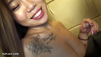 Азиатская тинейджерша сосет и трахается по-ковбойски