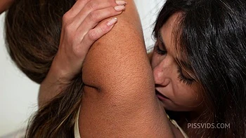 Adolescentes lesbianas lamiendo culo, axilas y meando