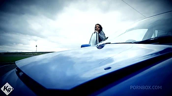 Mec en chaleur baise MILF en lingerie et bas