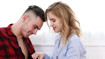 Блондинка в латексе и чулках сосёт хуй