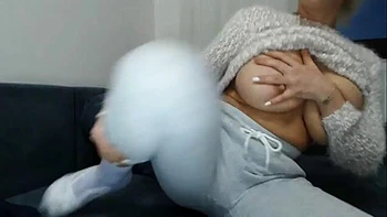 Loira com peitos grandes provocando sozinha