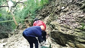 Foda na floresta nepalesa: peitos grandes e rabo gordo de quatro
