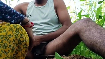 Desi Bhabhi fodida forte no campo de mostarda - gozada na boca ao ar livre