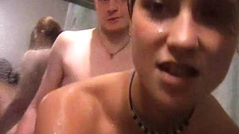 Pareja amateur follando a lo bestia en la ducha a cuatro