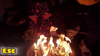 Tia Desi com peitos naturais grandes fode na posição doggy - MILF caseira bruta