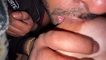 Tía desi da masaje con mano temblorosa y polla en mano con tetas grandes