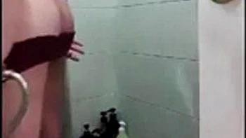 Coreana amateur se moja en la ducha y folla caliente