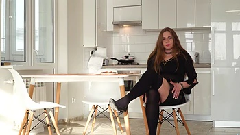 Зрелая русская пышка с длинными волосами страстно трахается с любовником