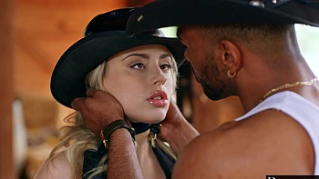 Kenna James e Troy Francisco em um trio interracial quente