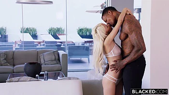 Dos rubias calientes montan la enorme polla negra de Jason Luv en la cama