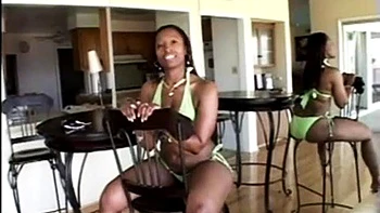 Dicke Ebony-Titten und Arsch werden hart gefickt und geleckt