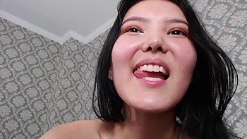 Азиатка-любительница дрочит киску