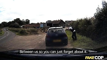 Brooklyn Blue fode forte de uniforme de policial