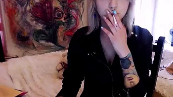 Rubia amateur se desnuda en cámara en vivo