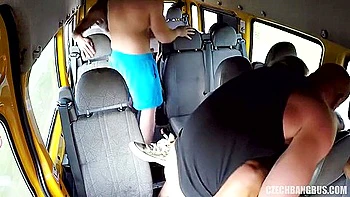 Gêmeas morenas e amigos fode em gangbang no ônibus