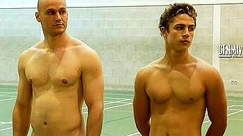 Coach chaude baise étudiante en public