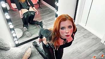 Gótica ruiva chupando fundo e levando na cachorra