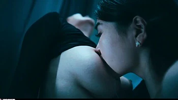 Rae Lil Black lambe e fode lésbica com tesão e gemidos