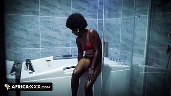 Negra gostosa tomando banho na África