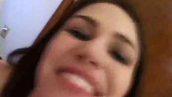 Brune suce à fond et encule avec grosse éjac faciale