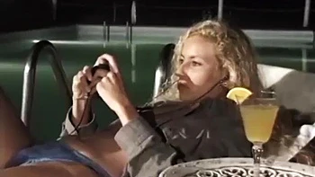 Loira gostosa geme e goza chupando a buceta