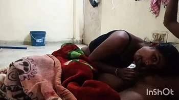 Индийская пара трахает в спальне - минет и догги