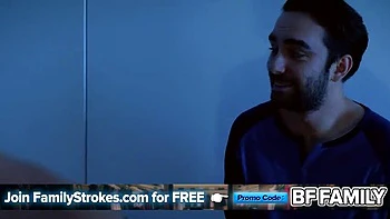 Madrasta curvilínea fode o enteado excitado na cama do marido