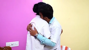 Médica desi bhabhi fode duro no doggy com mamilos grandes