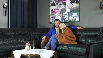 Loira quente Mia monta pau alemão grande e engole