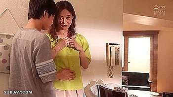 Азиатка подруга пасынка ебется с кремпайем