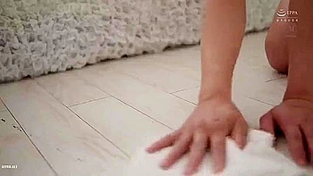 MILF asiática madura dá chupada amadora de presente de formatura