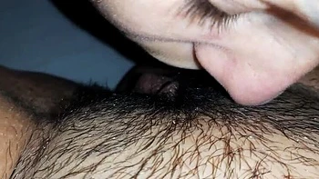 Madrasta acorda com minha língua na buceta peluda - Orgasmo caseiro lésbico